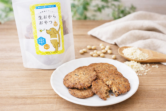 パッケージとお皿に盛られたはちみつと生おからおやつの写真