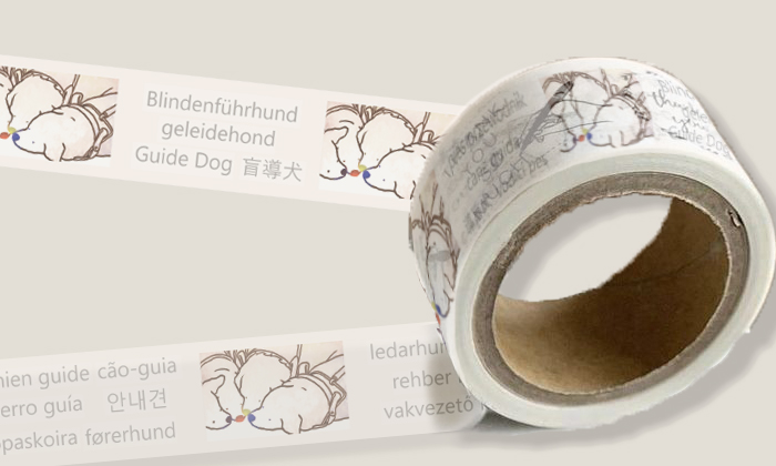 ４匹の犬のデザインの横に世界中の言語で盲導犬と書かれているマスキングテープ