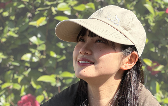 女性がキャプを被っている写真