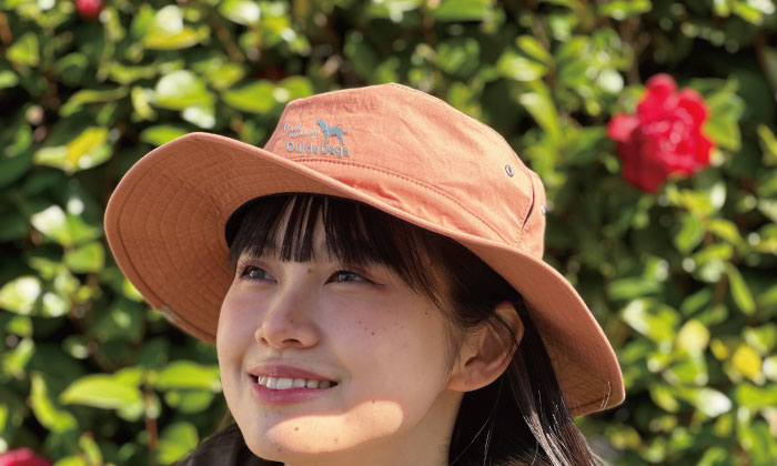 女性モデルが帽子ををかぶっている写真。