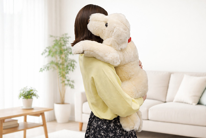 女性がぬいぐるみを抱っこしている写真