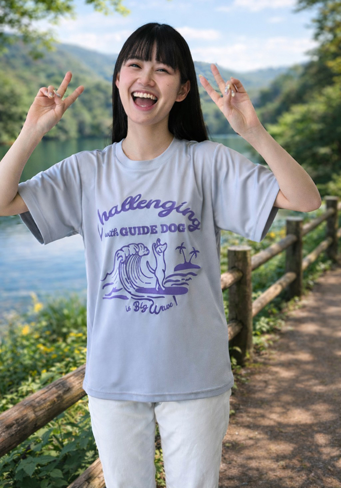女性がフロストパープルのTシャツに白のデニムを着用している写真