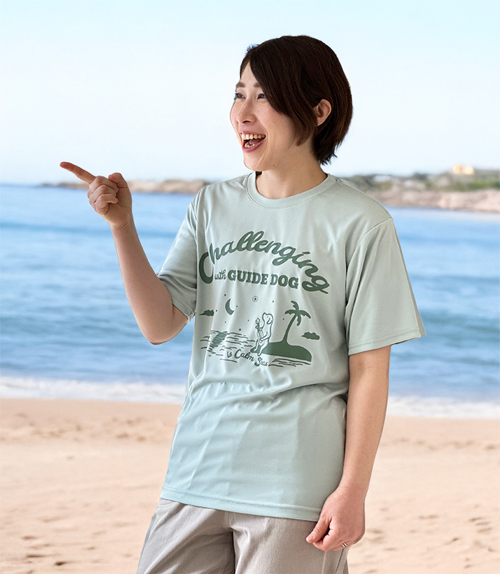 女性がスモーキーグリーンのTシャツにカーキ色のパンツを着用している写真