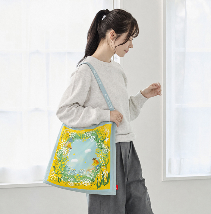 女性が肩にエコバッグをかけている写真