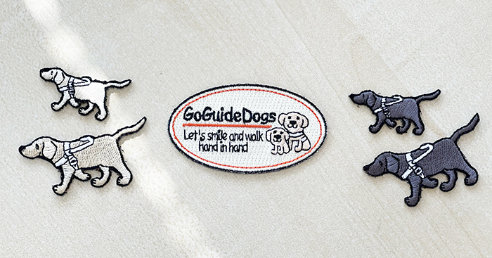 イエローラブとブラックラブの刺繍ワッペンか楕円の形のオリジナルワッペンが並んでいる写真
