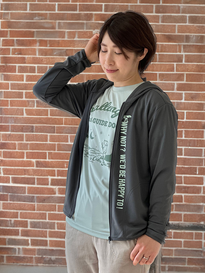 女性がダークグレーを着用してフロントを開け前を向いている写真
