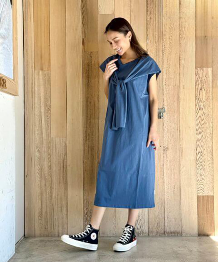 女性がブルーを着用している写真