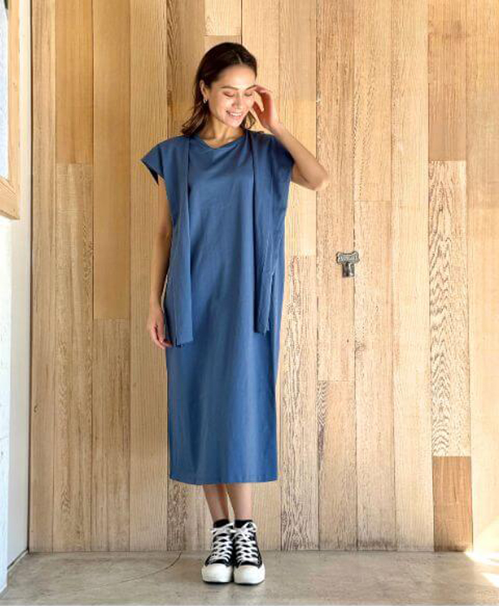 女性がブルーを着用し、リボンを結ばずに前に垂らしている写真