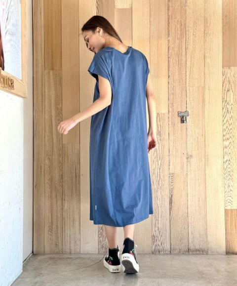 女性がブルーを着用して後ろを向いている写真