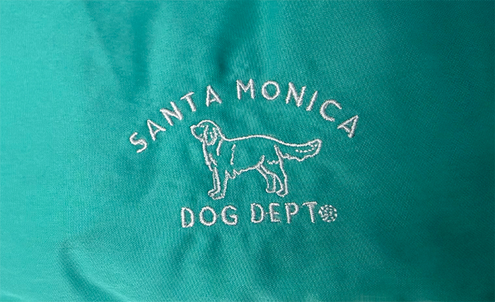 SANTAMONICA　DOGDEPTの上下文字の間にゴールデンレトリーバーの刺繍