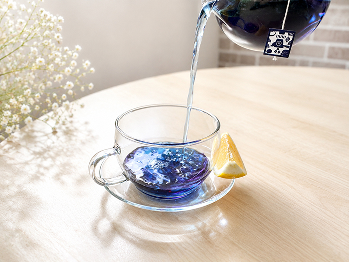 ブルーのお茶が出来上がり、そっと心を落ち着かせたくなるような魅惑的な深い青色のお茶の写真
