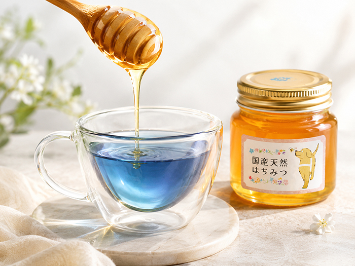 ブルーのお茶が出来上がり、そっと心を落ち着かせたくなるような魅惑的な深い青色のお茶の写真