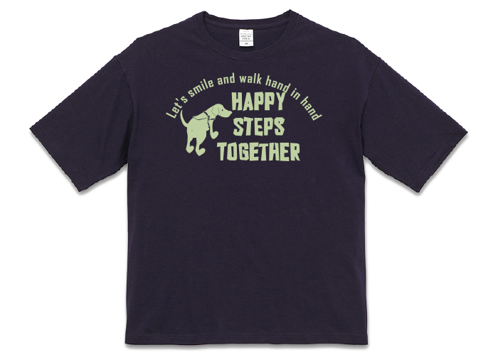 ネイビーのTシャツには若草色のプリント