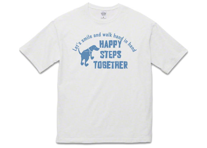 ホワイトのTシャツには水色のプリント