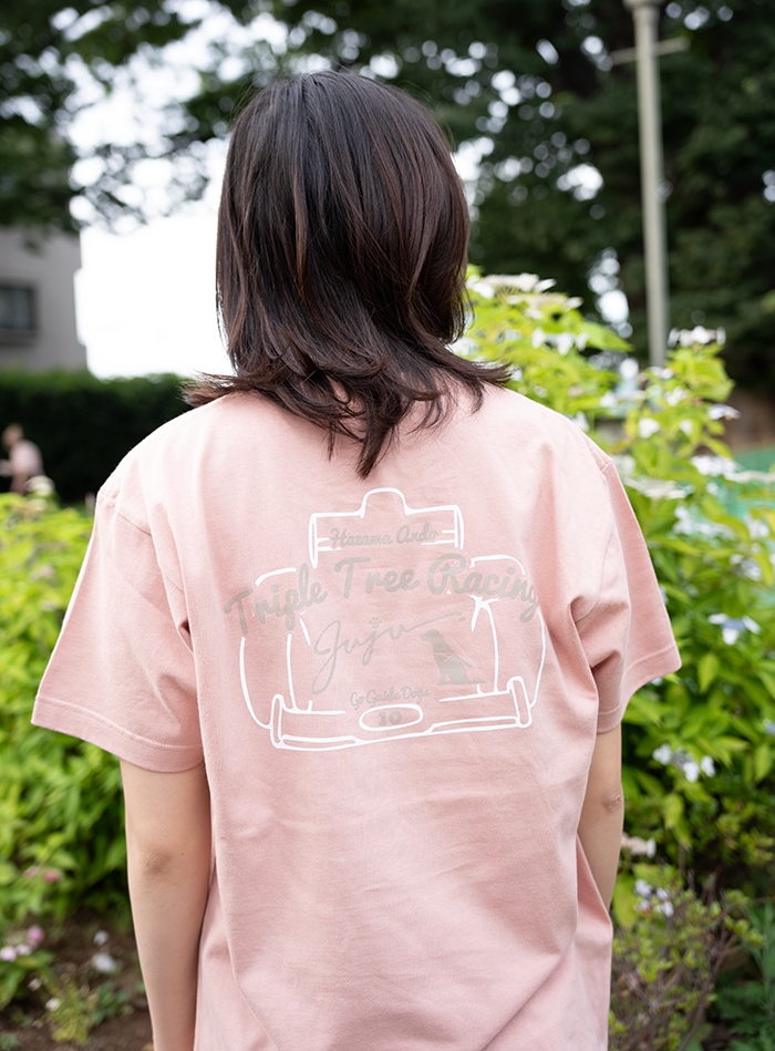 Juju選手がダスティピンクのTシャツを着て背を向け、バックプリントが見えている写真