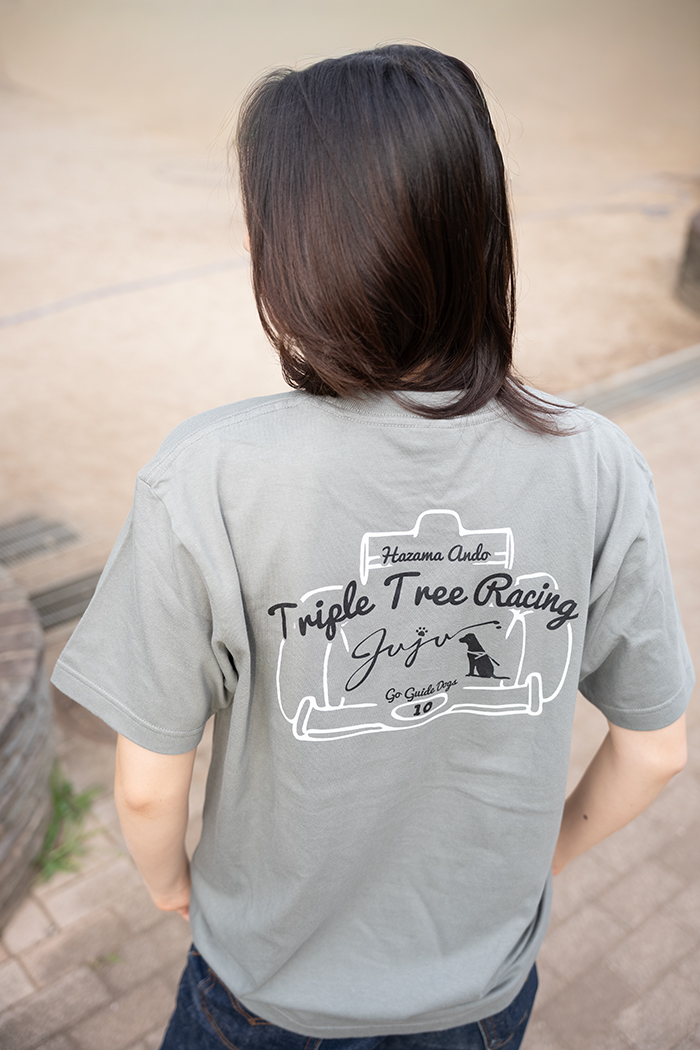 Juju選手がモスグレーのTシャツを着て背を向け、バックプリントが見えている写真