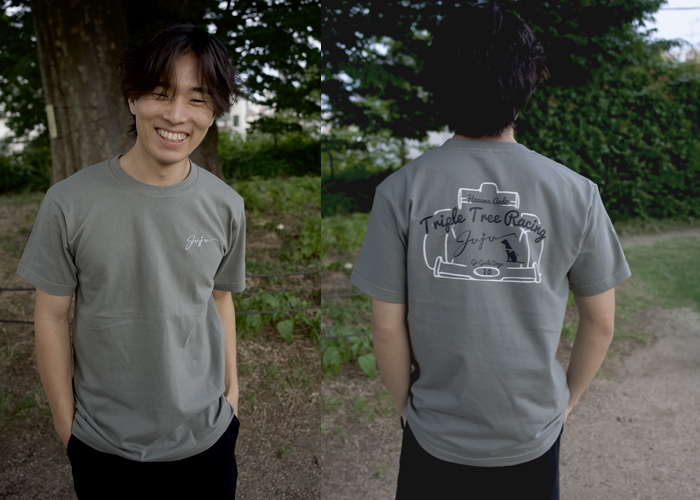 男性がモスグレーのTシャツを着用して後ろと前を向いた写真が二枚並んでいる