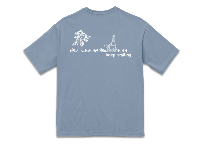 アシットブルーのTシャツにはホワイトのプリント
