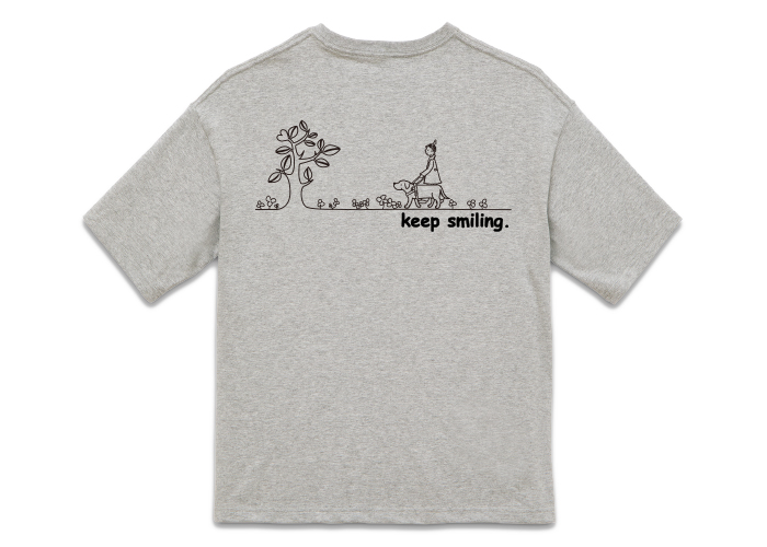 グレーのTシャツにはブラックのプリント