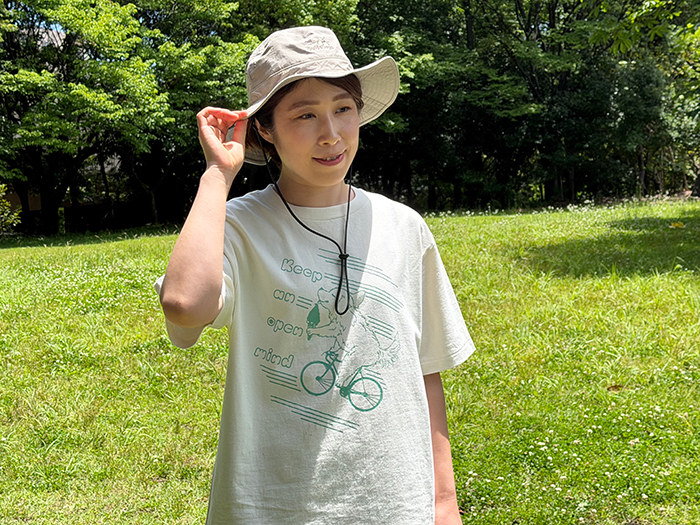 女性がフェードホワイトのTシャツを着用している写真。