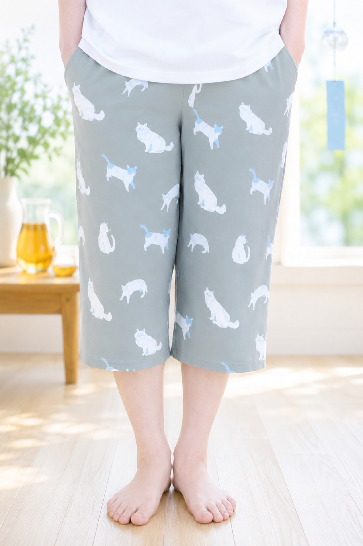女性がねこ柄のステテコを着用している写真。長さはひざ下まである。