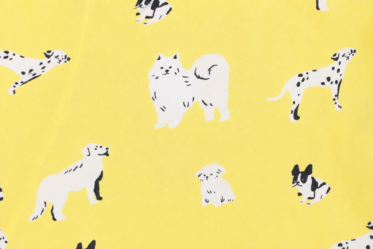 黄色の地に様々な犬のイラスト