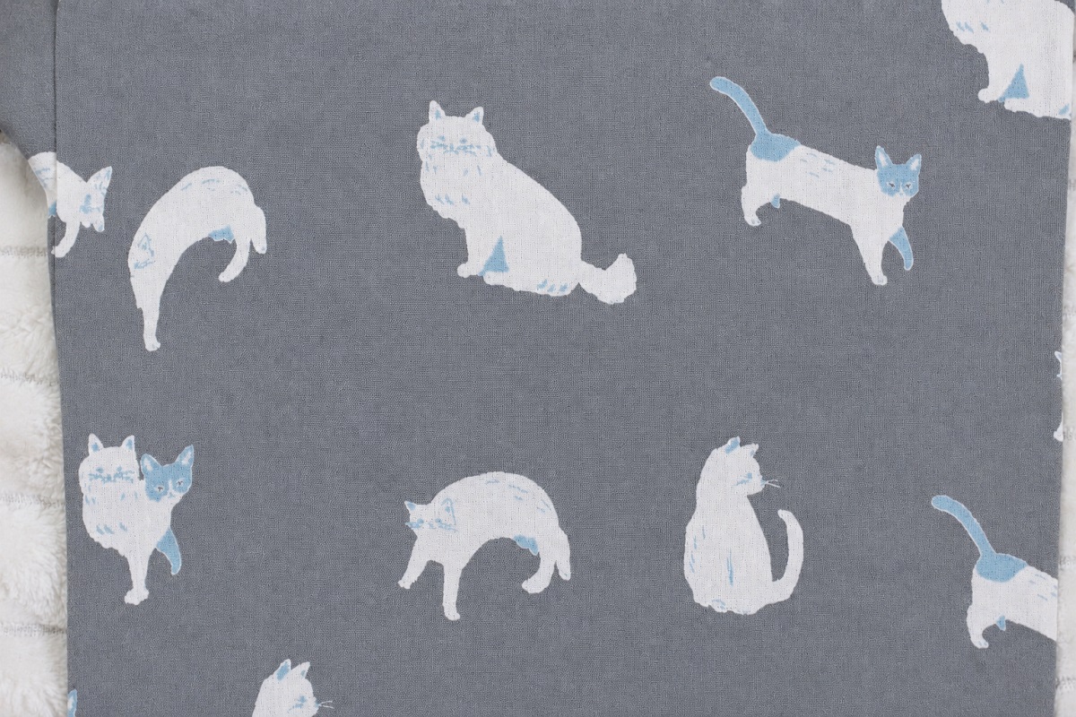 グレーの地に様々な猫のイラスト