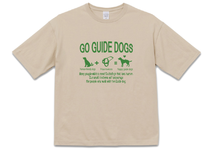 サンドベージュのTシャツにはグリーンのプリント