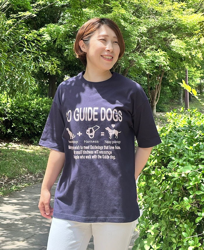 女性がネイビーのTシャツの下にホワイトデニムを着用している写真。