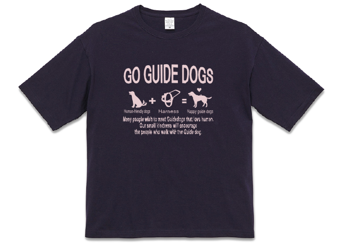 ネイビーのTシャツには薄いピンクのプリント