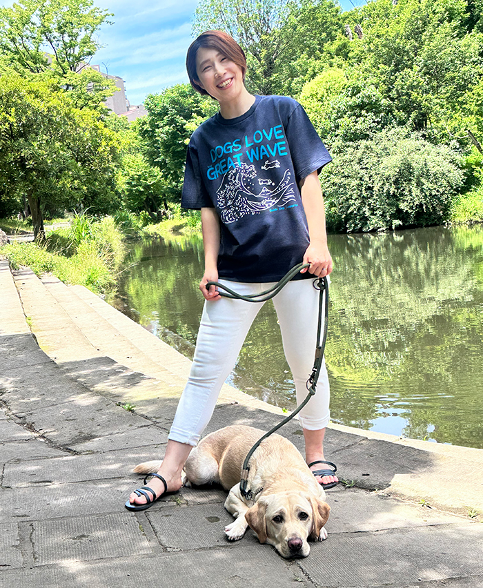 女性がネイビーのTシャツの下にホワイトデニムを着用している写真。