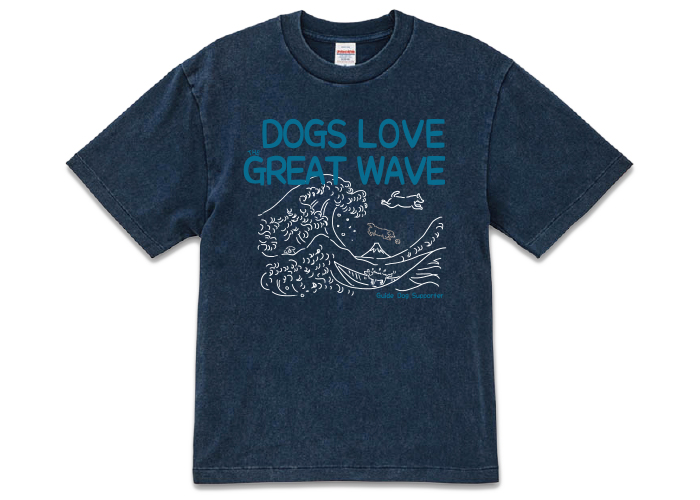 フェードネイビーのTシャツにはイラストはホワイト、文字はブルーのプリント