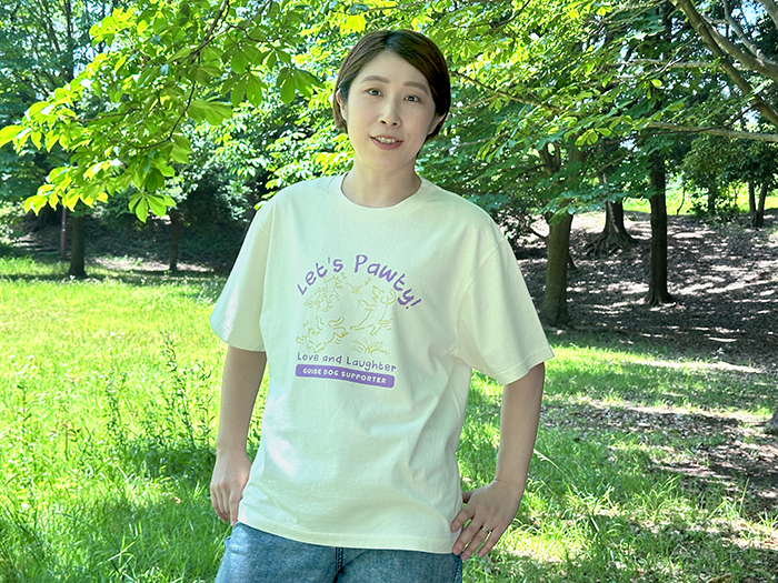女性がフェードホワイトのTシャツの下にブルーデニムを着用している写真。
