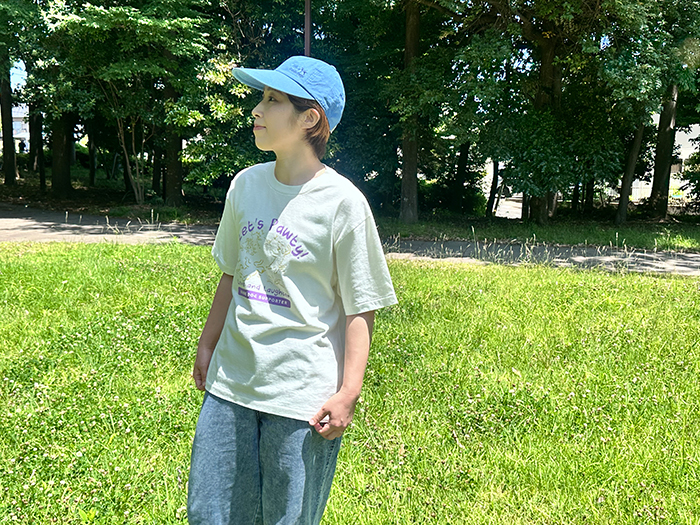 太陽の下でキャップを被っている写真