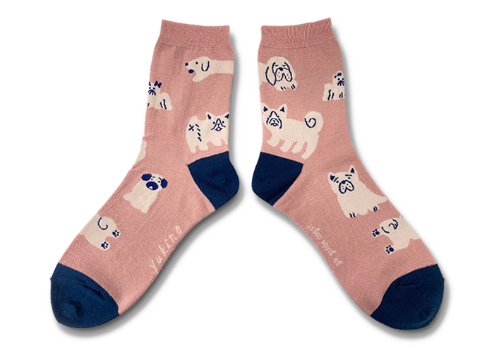 本体はくすみピンク、かかととつま先がネイビー