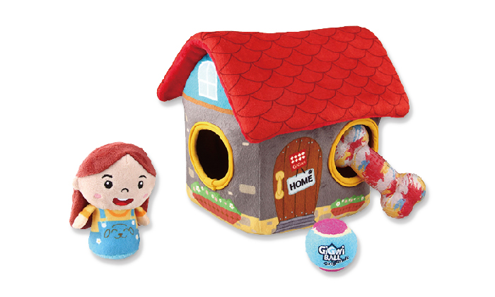 家の中には、女の子、ボールボーン型のおもちゃが入っているセットの写真